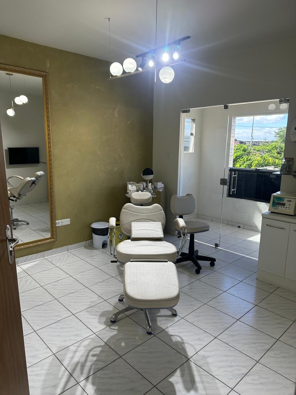 Sala de procedimentos com maca e equipamentos